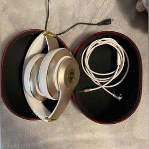 Wireless studio beats